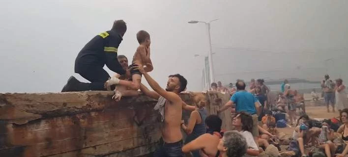 Νέο βίντεο-ντοκουμέντο: Διασώστες φτάνουν στο Μάτι -Παραλαμβάνουν παιδιά από την παραλία
